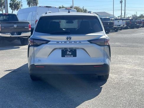 Used 2024 Toyota Sienna XLE image 4