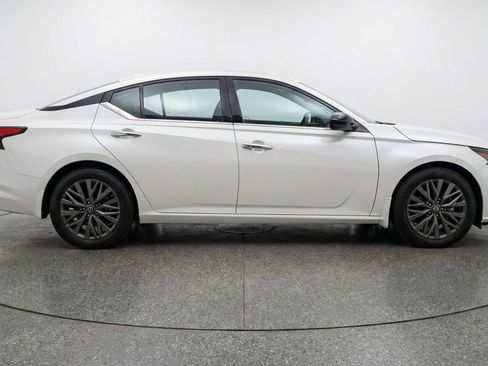 Used 2025 Nissan Altima 2.5 SV image 11
