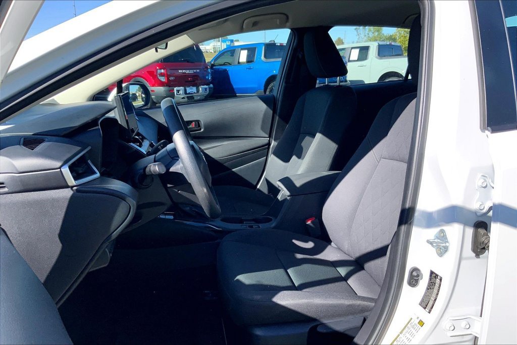 Used 2025 Toyota Corolla LE FWD image 9
