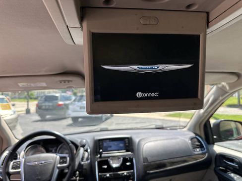 Used 2013 Chrysler Town & Country Touring FWD image 12