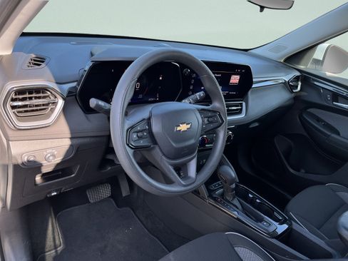Used 2025 Chevrolet TrailBlazer LT AWD/4WD image 16