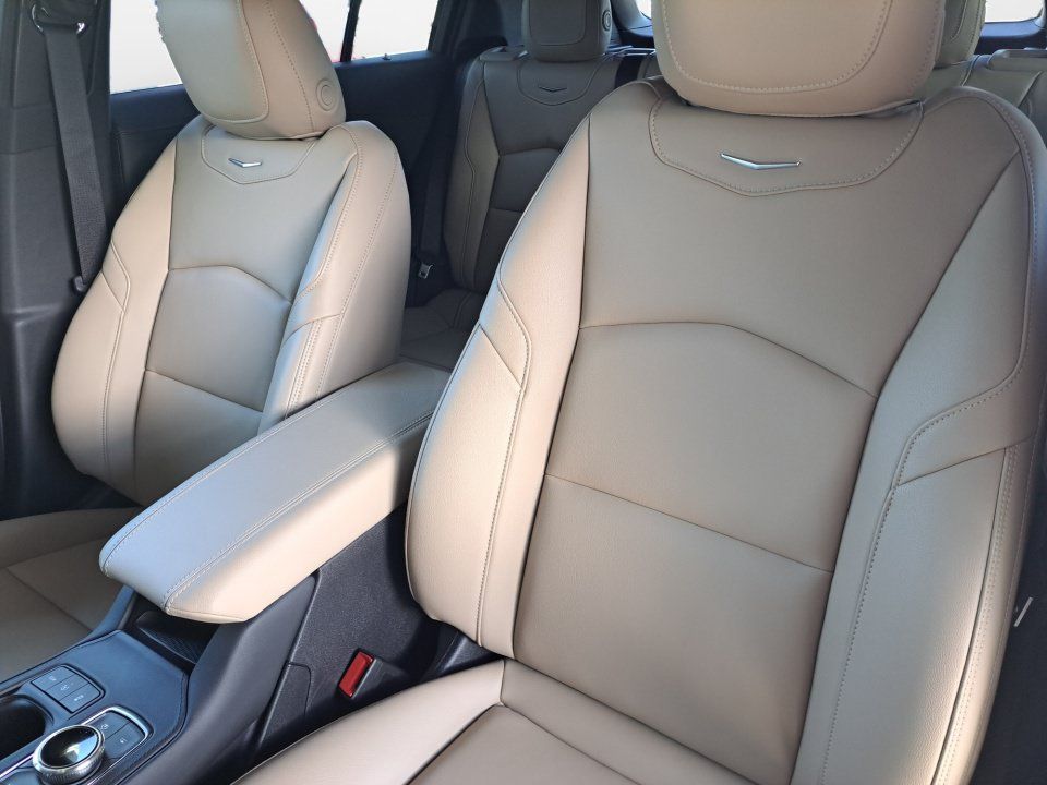 Certified 2024 Cadillac XT4 Luxury w/ Cold Weather Package FWD image 11