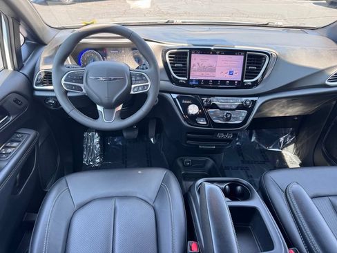 Used 2025 Chrysler Pacifica Select FWD image 6