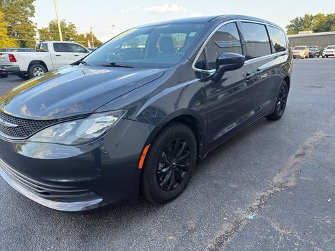 Used 2019 Chrysler Pacifica L image 4