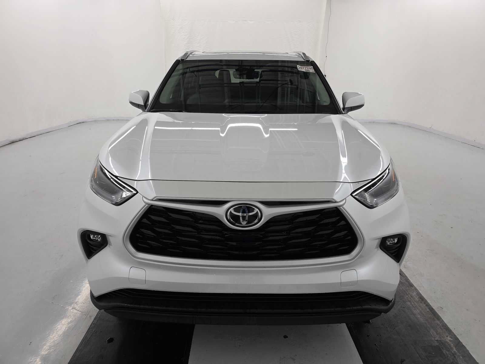 Used 2026 Toyota Highlander XLE AWD/4WD image 2