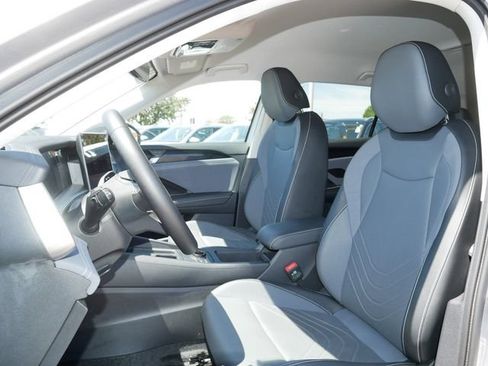 Certified 2025 Volkswagen Tiguan SE AWD/4WD image 15
