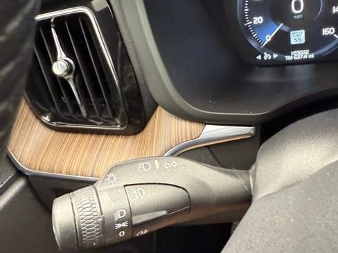 Used 2021 Volvo XC60 T5 Momentum image 37