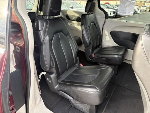 Used 2023 Chrysler Pacifica Touring-L image 13