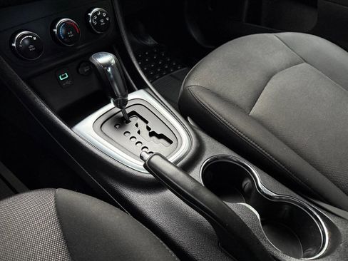Used 2013 Dodge Avenger SE FWD image 23