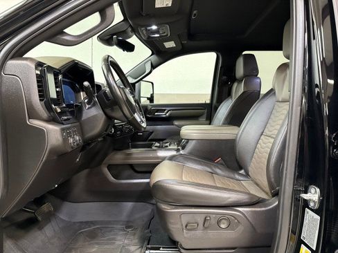 Used 2024 Chevrolet Silverado 2500 ZR2 w/ Technology Package image 13