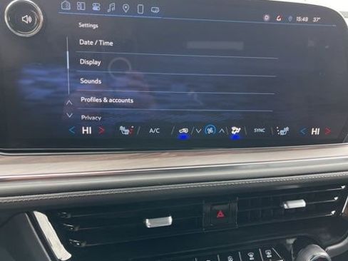 Used 2025 Chevrolet Suburban Z71 image 44