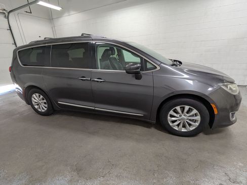 Used 2018 Chrysler Pacifica Touring-L FWD image 3