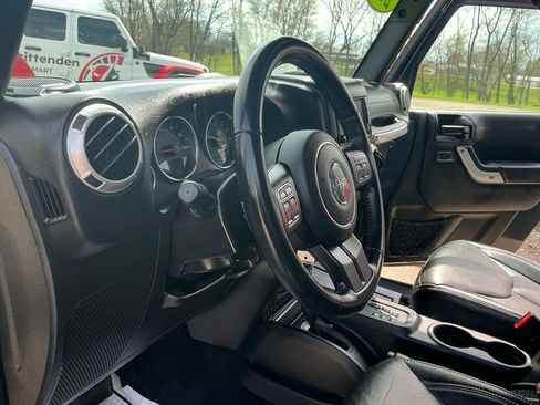 Used 2018 Jeep Wrangler Unlimited Sahara w/ Connectivity Group AWD/4WD image 15