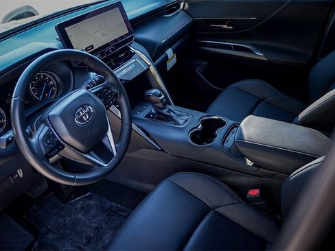 Used 2024 Toyota Venza LE image 7