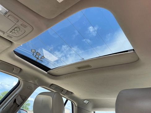 Used 2010 Cadillac DTS Luxury image 22