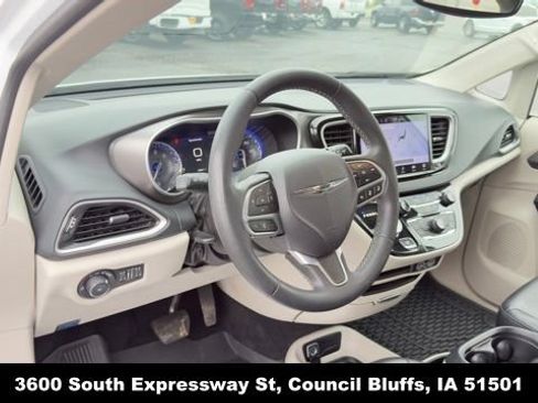 Used 2023 Chrysler Pacifica Touring-L FWD image 12