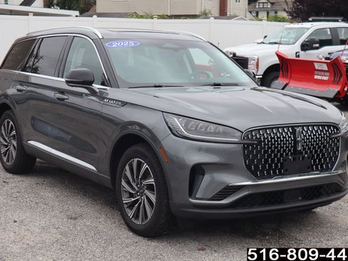 Used 2025 Lincoln Aviator AWD image 2