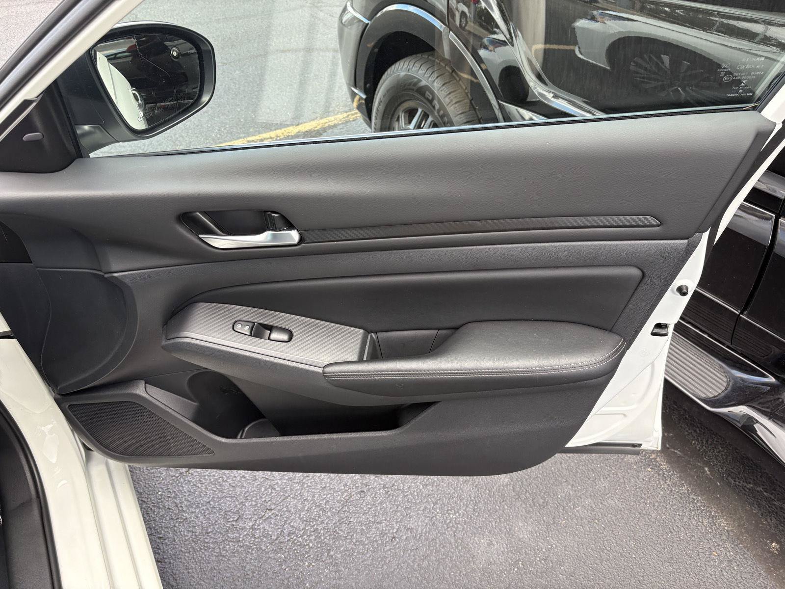 Used 2025 Nissan Altima 2.5 SV FWD image 28