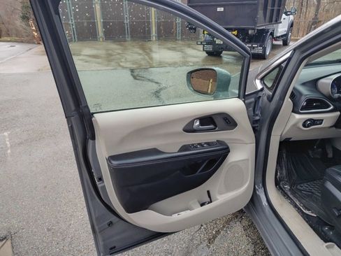 Used 2022 Chrysler Pacifica Touring-L image 20