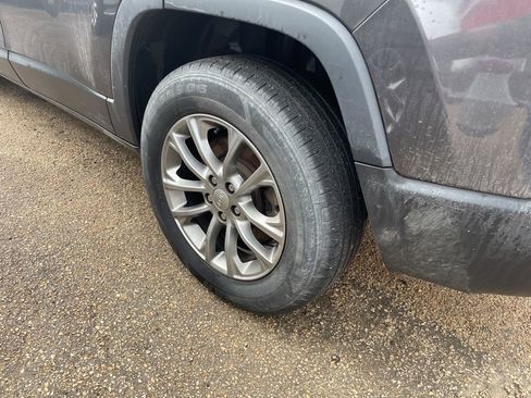 Used 2019 Jeep Cherokee Latitude Plus image 4