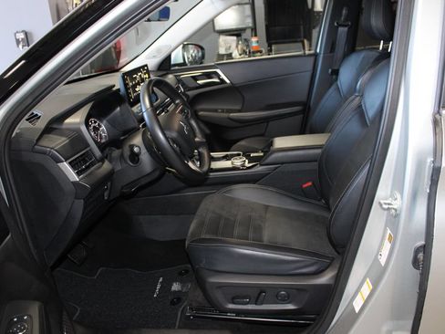 Used 2025 Mitsubishi Outlander SE AWD/4WD image 7