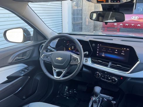 Used 2025 Chevrolet Trax LT w/ LT Convenience Package image 34