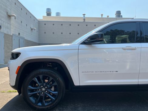 New 2026 Jeep Grand Cherokee Limited AWD/4WD image 9