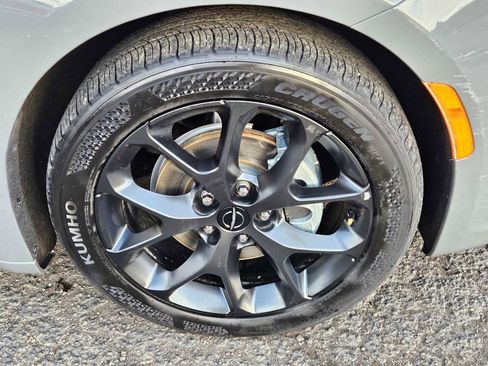 Used 2025 Chrysler Pacifica Limited image 9