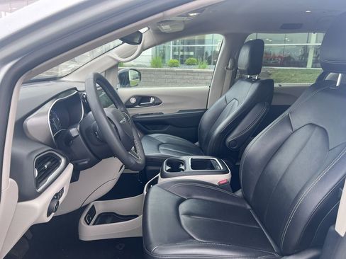 Used 2024 Chrysler Pacifica Touring-L FWD image 10
