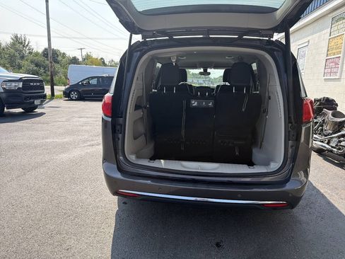 Used 2018 Chrysler Pacifica Touring-L FWD image 9