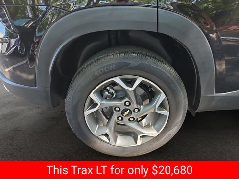 Used 2025 Chevrolet Trax LT FWD image 43