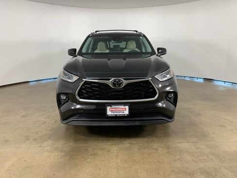 Used 2022 Toyota Highlander Limited image 3