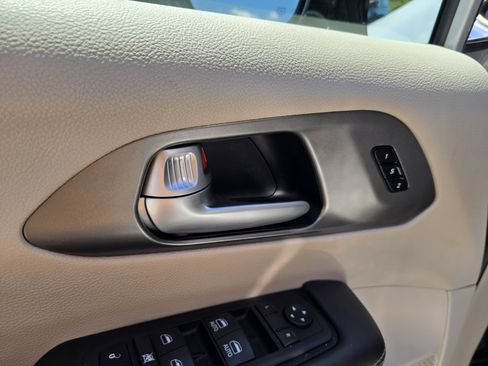 Used 2024 Chrysler Pacifica Touring-L FWD image 20