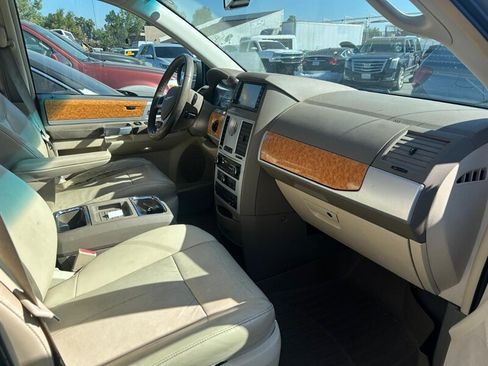 Used 2008 Chrysler Town & Country Limited w/ Entertainment Group #3 FWD image 6