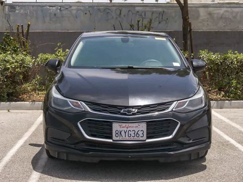 Used 2018 Chevrolet Cruze LT w/ Sun And Sound Package FWD image 2