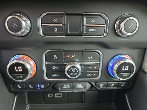 Used 2023 GMC Yukon XL SLT AWD/4WD image 18