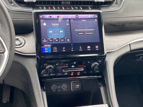 Used 2023 Jeep Grand Cherokee Limited image 9