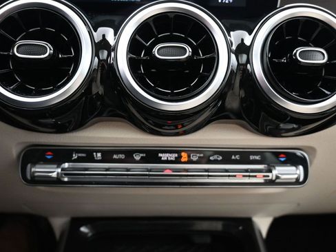 Used 2020 Mercedes-Benz GLB 250 4MATIC w/ Premium Package image 16