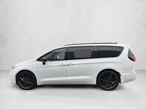 Used 2025 Chrysler Pacifica Limited FWD image 8