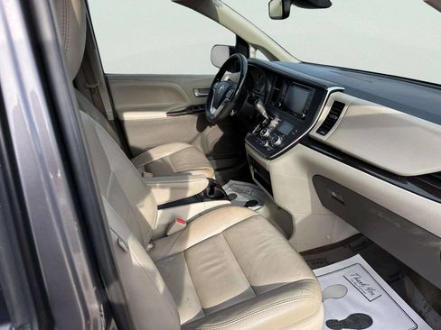 Used 2018 Toyota Sienna XLE w/ XLE Navigation Package image 18
