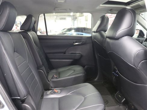 Used 2021 Toyota Highlander XLE AWD/4WD image 21