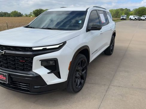 Used 2025 Chevrolet Traverse RS image 3