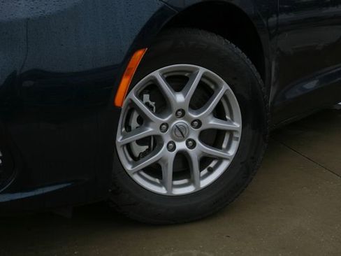 Used 2023 Chrysler Pacifica Touring-L image 2