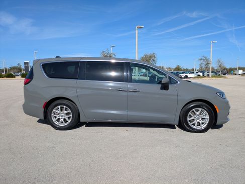 Used 2023 Chrysler Pacifica Touring-L image 4