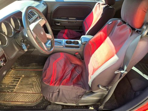 Used 2010 Dodge Challenger SE image 6