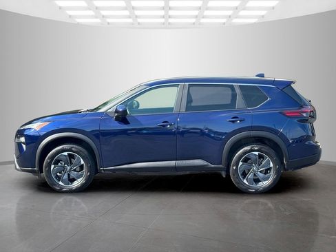 Used 2024 Nissan Rogue SV image 2