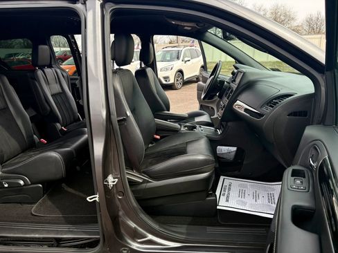 Used 2018 Dodge Grand Caravan SXT w/ Blacktop Package image 29