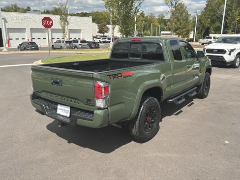 Used 2022 Toyota Tacoma TRD Sport w/ TRD Premium Sport Package AWD/4WD image 10