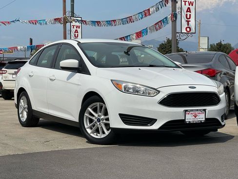 Used 2018 Ford Focus SE FWD image 3