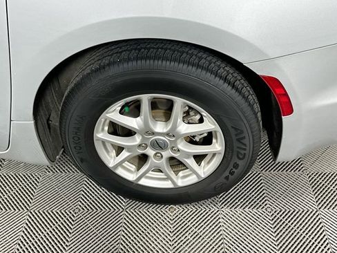 Used 2024 Chrysler Pacifica Touring-L image 34